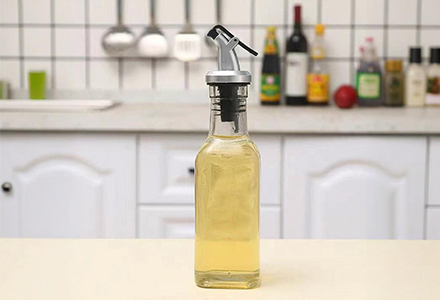 WISHOME Precision Spout Glass Oil Dispenser features lead-free glass, no-drip spout, oil return design & one-hand operation—ideal for tidy kitchen oil storage.