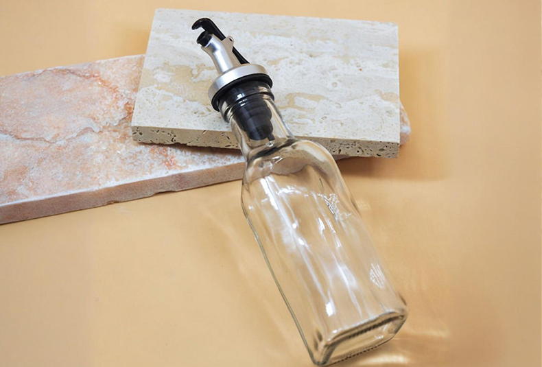 WISHOME Precision Spout Glass Oil Dispenser features lead-free glass, no-drip spout, oil return design & one-hand operation—ideal for tidy kitchen oil storage.