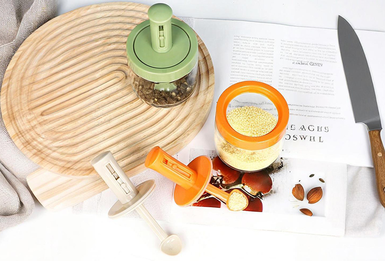 WISHOME Retractable Spoon-Lid Seasoning Bottle 