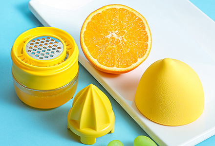 3-in-1 lemon squeezer in yellow with clear 80 ml measuring cup