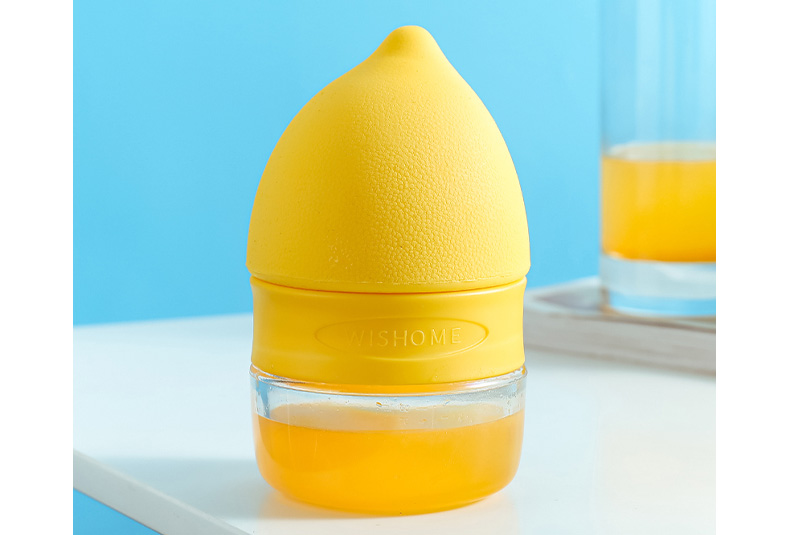 3-in-1 lemon squeezer in yellow with clear 80 ml measuring cup
