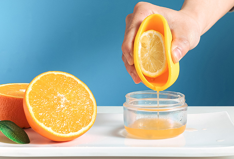 Pressing a lemon on the reamer cone over the measuring cup